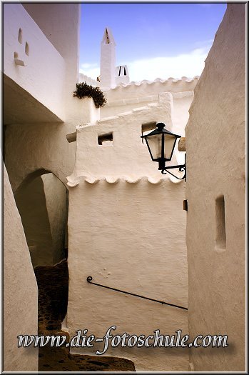Bini_06.jpg - Binibèquer Vell, eine Hotelanlage auf Menorca im Charakter eines alten Fischerdorfes mit engen kleinen Gäßchen, fast wie ein Termitenbau und ganz in weiß.