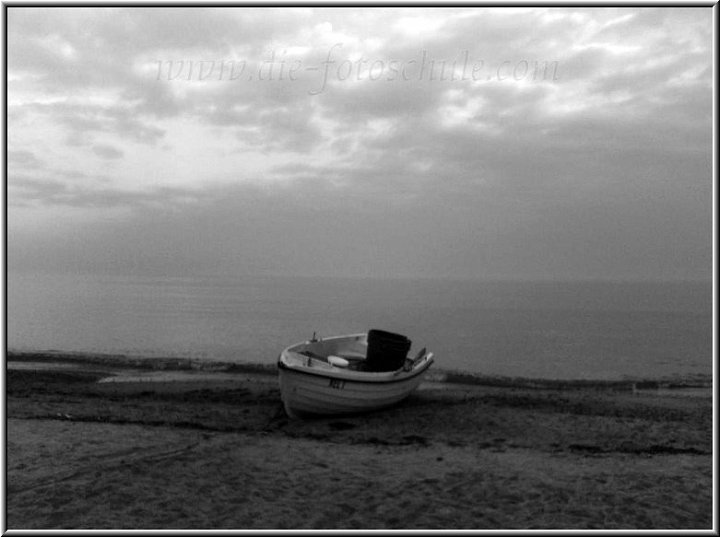 Boot_sw_Ostsee.jpg - Gewitterstimmung am Strand von KellenhusenFotohandy S65 digital nachbearbeitet