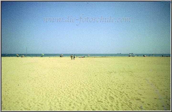 CaSavioStrand2.jpg - Auch ein Foto aus den 70ern, um genau zu sein von 1979. Der breite Strand von Ca Savio in Italien, nahe Venedig. Du kannst Dir nicht vorstellen, wie Dir hier die Füße brennen, wenn Du mittags versuchst, bis ans Meer zu kommen.....