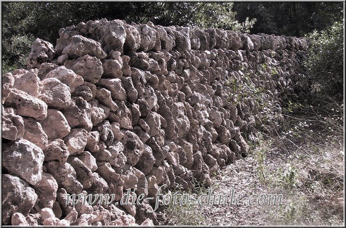 Cala_Turqueta_07.jpg - Endlose Steinmauern sind ein Markenzeichen Menorcas.