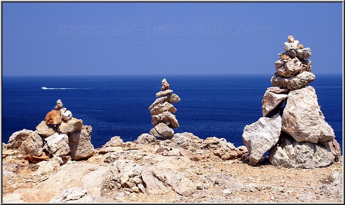 Cavalleria_03.jpg - Am Cap de Cavalleria auf Menorca. Besucher haben hier hunderte kleiner Steintürmchen aufgeschichtet.