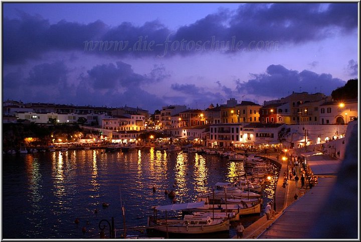 Es_Castell_54.jpg - Der schöne Hafen von es Castell auf Menorca, abends zur Blauen Stunde