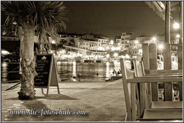 Es_Castell_61.jpg - Der schöne Hafen von es Castell auf Menorca, abends in Schwarzweiß, nachträglich entfärbt.