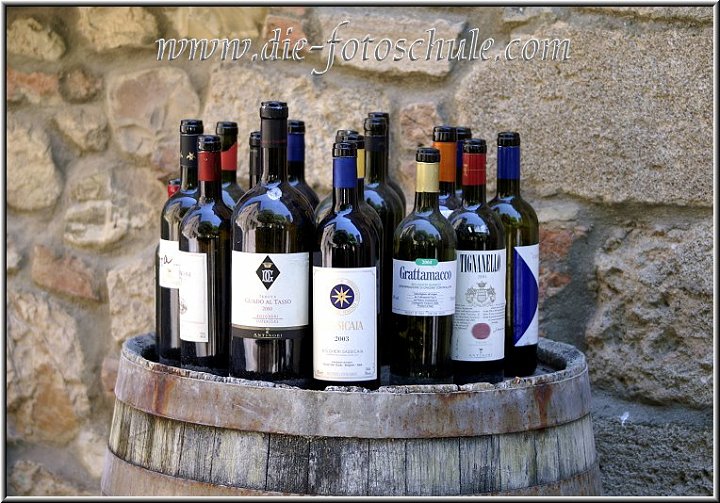 Fotoschule_Bolgheri_009.jpg - In Bolgheri, einem kleinen Ort in der Toscana.Hier dreht sich viel um den leckeren Wein. Bolgheris Lage bringt hervorragende Weine zustande, die man im Ort zahlreich kaufen kann.