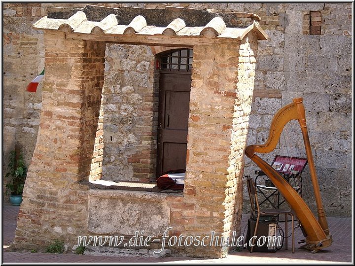 Fotoschule_Gimignano_041.jpg - An einem Platz in San Gimignano