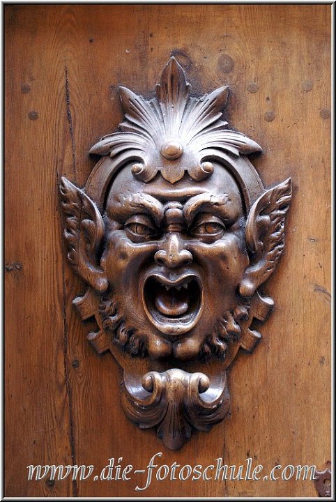Fotoschule_Siena_002.jpg - Eine coole Klingel an einer alten hölzernen Tür in Siena (Toscana).