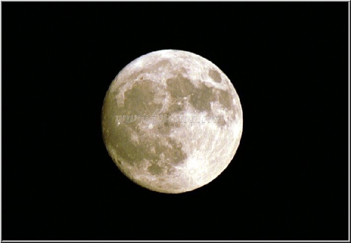 Hotel_28.jpg - Der Mond über Menorca, aufgenommen mit Stativ und 1000mm- Objektiv (Tele).
