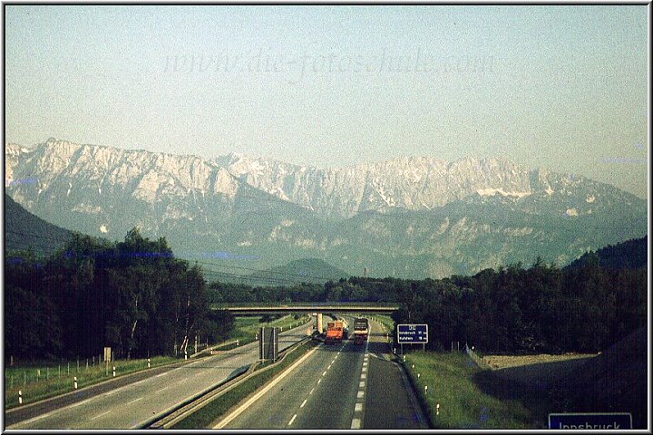 Inntalautobahn.jpg - Ebenfalls aus dem Jahr 1977. Mein erster Film mit meiner ersten Spiegelreflexkamera. Damals war ich stolzer (richtig stolzer) Besitzer einer Minolta SRT Kamera (ohne jegliche Automatik). Kurz vor Innsbruck von der Autobahnbrücke mit 200 mm Festbrennweite.