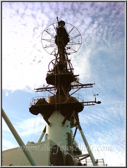 Radarturm_Marine.jpg - Der Radar-Mast eines Kriegsschiffes