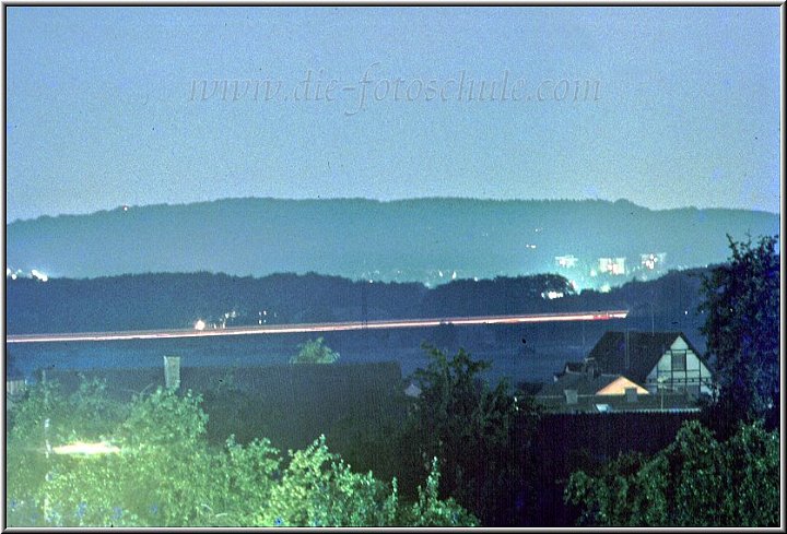 Schwerte_Autobahn_nachts.jpg - Blick auf die A45 zur Blauen Stunde. Auch dieses Bild hat eine ganz besondere Bedeutung, denn es ist mein erstes Foto zur Blauen Stunde gewesen. Fotografiert 1979 mit Stativ auf Farbnegativfilm.