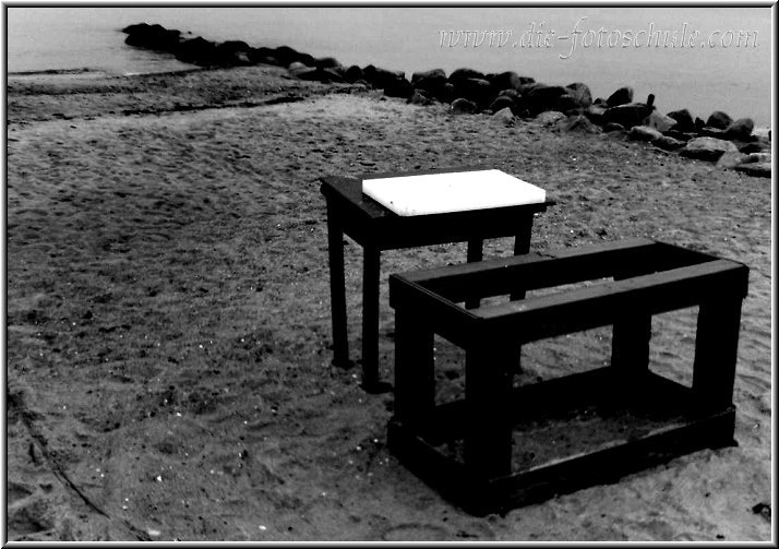 Tisch_sw.jpg - Stilart am Strand von KellenhusenFotohandy S65 digital nachbearbeitet