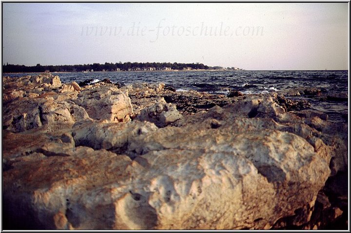 Umag_Strand_55.jpg - Der Strand von Umag im Jahre 1986 (damals noch Jugoslawien). Mit Weitwinkelobjektiv aufgenommen.