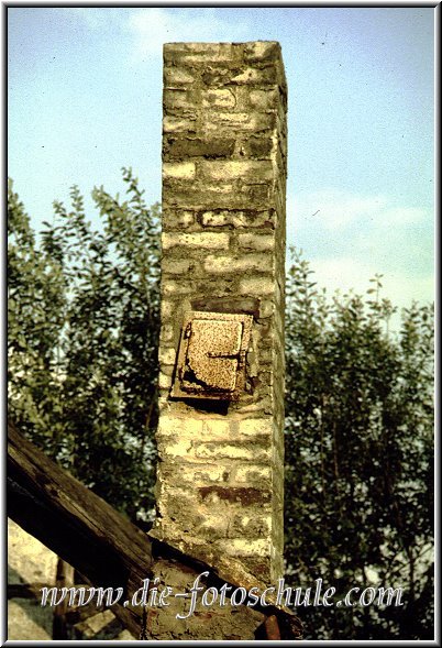 schornstein.jpg - Schornstein eines halb abgerissenen Hauses