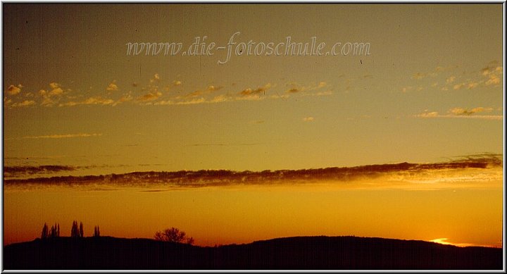 sonnenuntergang_wiese.jpg - Sonnenuntergang in Schwerte über den Feldern im Jahre 1979