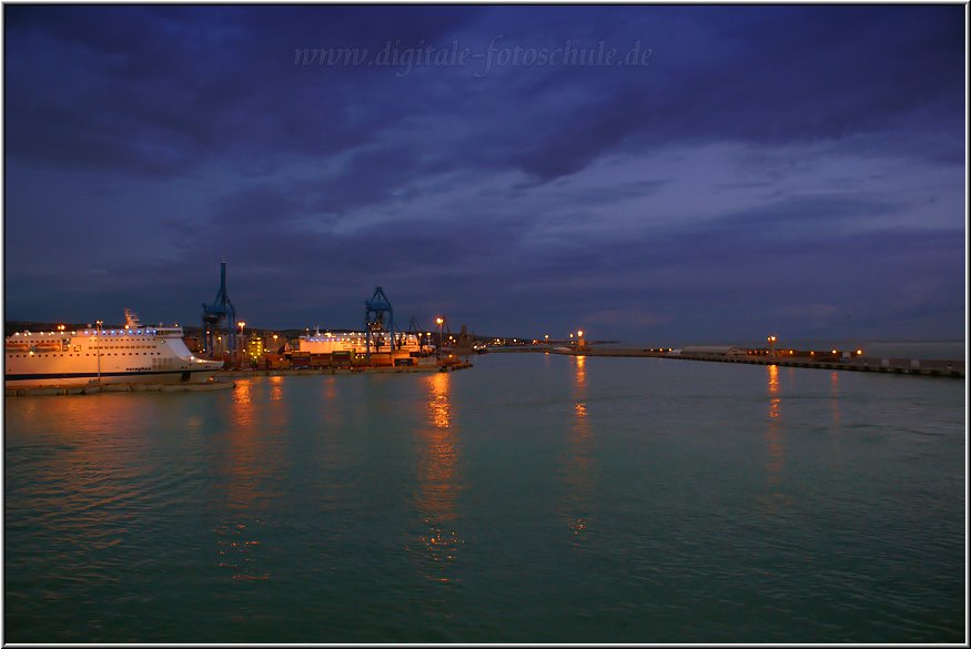 Whrend des Auslaufens mit der AIDAbella im Hafen von Rom (Civitavecchia)