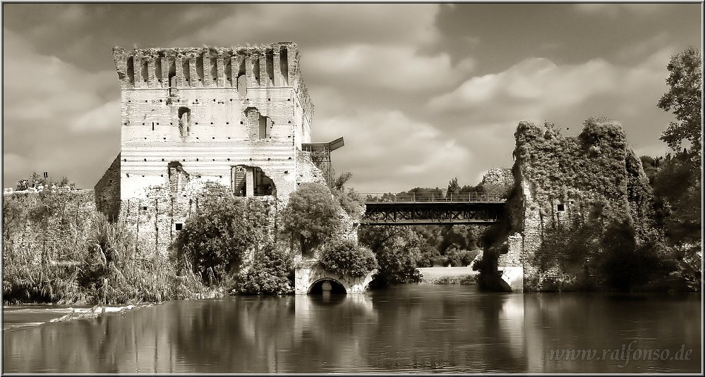 In Borghetto sul Mincio, Blick auf die Ponte Visconteo, eine brig gebliebene faszinierende Ruine eines ehemaligen Damms aus Backsteinen 