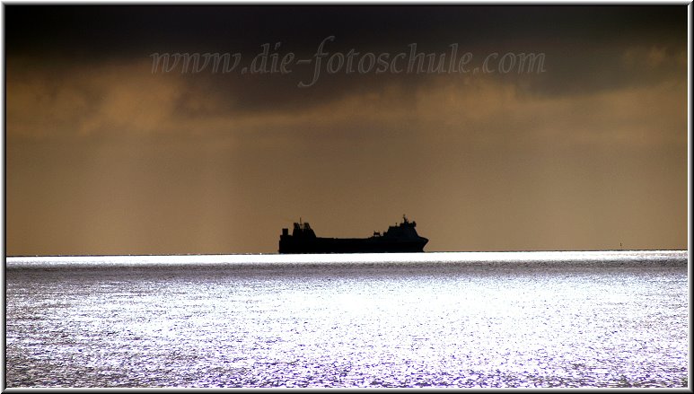 Dampfer im Gegenlicht auf der Ostsee bei Kellenhusen