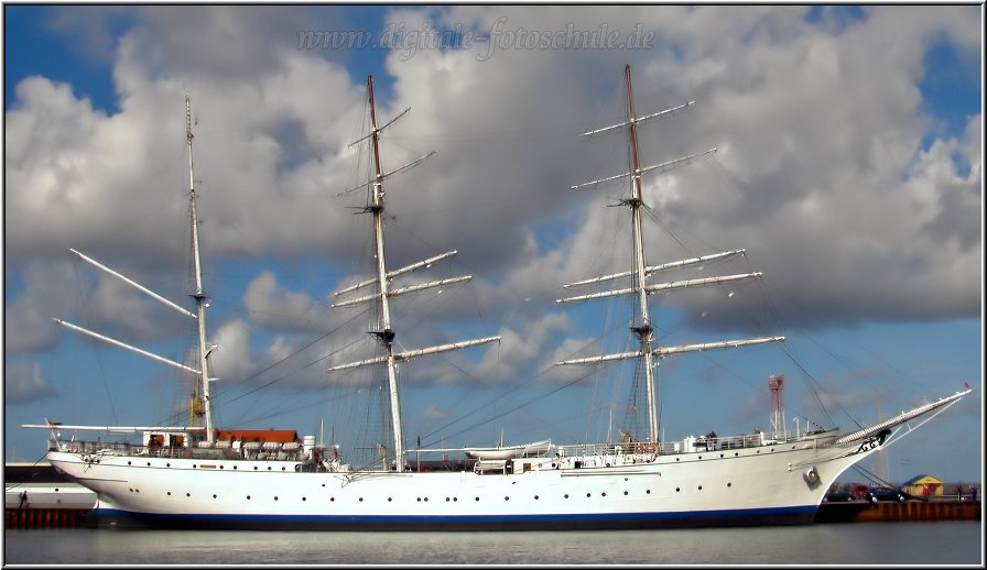 Ebenfalls kein echtes HDR aus mehreren Fotos, sondern eine Ein-Klick-Optimierung im Programm PhotoImpact 11, wie oben beschrieben. Das Foto entstand im Hafen von Stralsund, Gorch Fock.