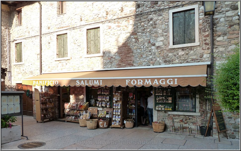 Alter Einkaufsladen in der Altstadt von Lazise