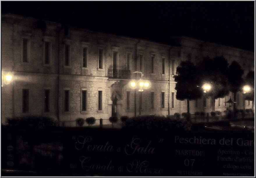 Peschiera del Garda bei Nacht