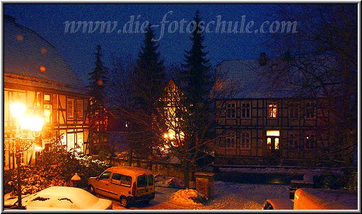 Laternenschein im Schnee zur Blauen Stunde