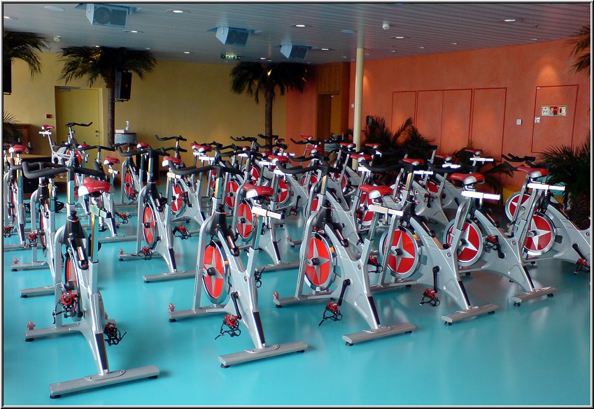 AIDA020.jpg - Im Sportcenter der AIDAbella. Hier werden Kurse zum gemeinsamen Spinning angeboten