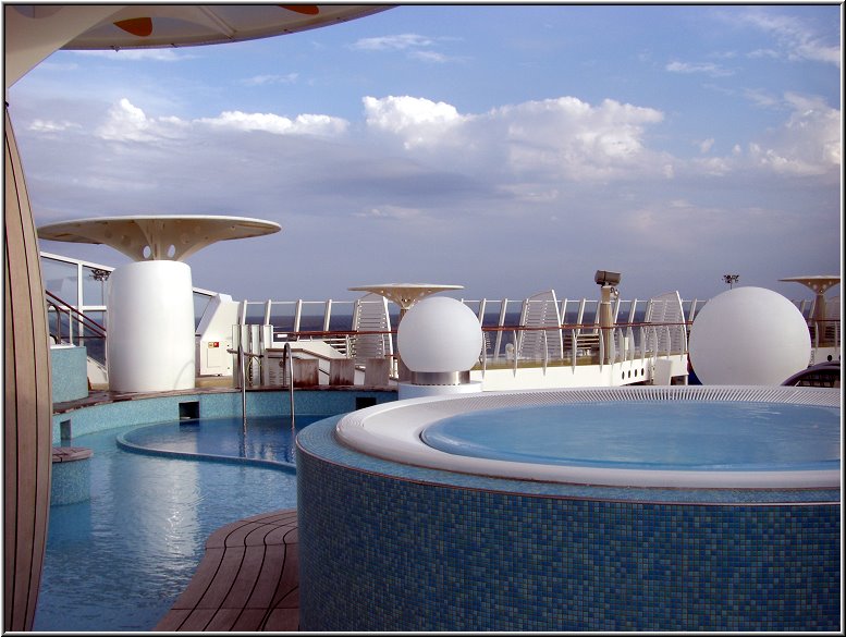 AIDA027.jpg - Sonnendeck und Pool-Landschaft AIDAbella