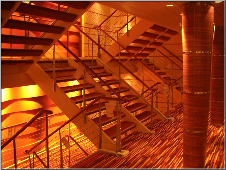 AIDA033.jpg - Das Treppenhaus ist ein wahrer Fitness- Parcour