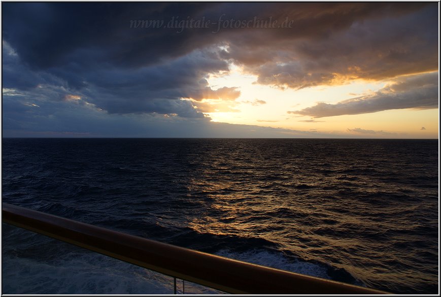 AIDA053.jpg - Abends am ersten Seetag südlich von Sardinien, Balkonblick