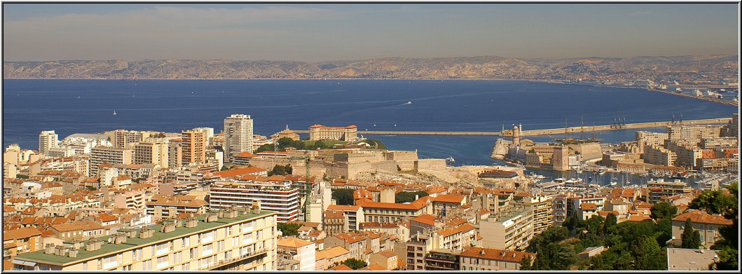 AIDA160.jpg - Von der Terrasse der Kirche Notre-Dame de la Garde hat man einen eindrucksvollen Blick über die Stadt und das Mittelmeer mit den Inseln Ratonneau, Pomègues und dem Château d'If. Rechts oben im Bildrand sieht man die AIDAbella im Hafen liegen.