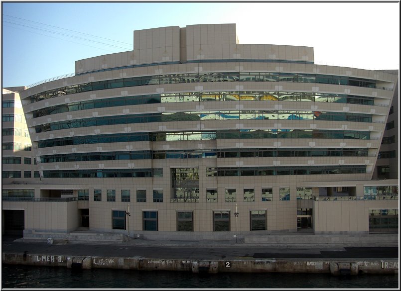 AIDA175.jpg - Das World Trade Center in Barcelona, die AIDAbella liegt direkt davor. In den Glasscheiben spiegelt sich die Bella.