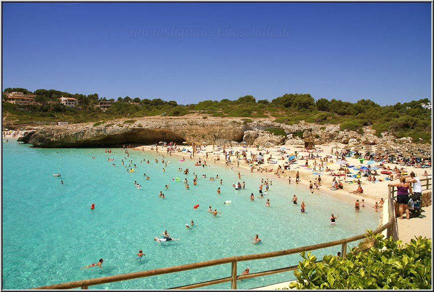 Fotoschule_Mallorca_096.jpg - Viele Buchten wären ohne die Touristenberge am Strand durchaus schön.