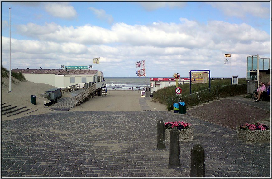 Egmond_aan_zee_2011_004.jpg - Der Strandaufgang am Hauptstrand (2011).