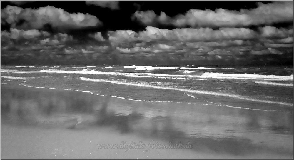 Egmond_aan_zee_2011_005.jpg - Das Meer schimmert jeden Tag wieder anders und wirkt auch in schwarzweiß einzigartig (2011).