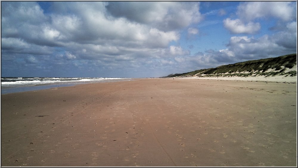 Egmond_aan_zee_2011_008.jpg - So schön leer ist es selbst im Juli am Strand. Du musst nur ein paar Minuten vom Hauptstrand weglaufen...