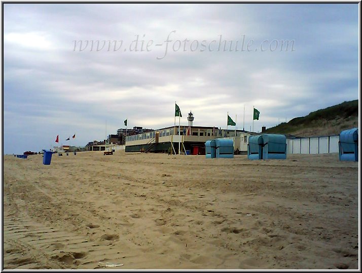 Egmond_fotoschule_1.jpg - Die typischen Strand-Pavillons von Egmond aan Zee. Im Frühjahr werden sie am Strand auf dicken Holzbohlen aufgebaut und verschwinden zum Winter wieder. Windgeschützt kann man hier ein Heineken oder einen Kaffee mit Blick auf´s Meer geniessen.