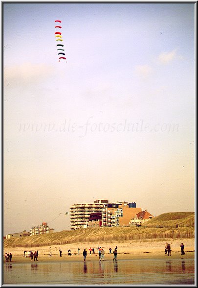 Egmond_fotoschule_37.jpg - Egmond ist ein Paradies für alle Fans des Lenkdrachenfluges. Der breite Strand bietet genug Platz in Ruhe seine Kunstwerke einzustudieren. Schau doch mal in meinem Kite-Corner rein, da kannst Du allerhand rund um das Thema Drachen finden.