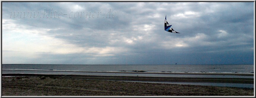 Egmond_fotoschule_5_kite_1.jpg - Egmond ist ein Paradies für alle Fans des Lenkdrachenfluges. Der breite Strand bietet genug Platz in Ruhe seine Kunstwerke einzustudieren. Schau doch mal in meinem Kite-Corner rein, da kannst Du allerhand rund um das Thema Drachen finden.