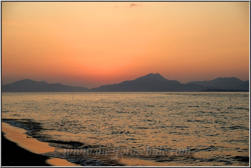 Tigaki_Tingaki_Fotoschule_004.jpg - Das klassische Bild am Abend. Jeden Tag gabs Sonne satt und abends verschwand sie rot leuchtend hinter den Bergen von Kalimnos