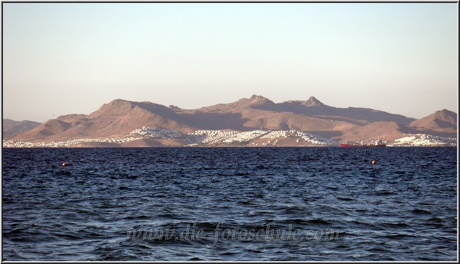 Tigaki_Tingaki_Fotoschule_036.jpg - Das Meer von Tigaki Beach mit Blick auf den türkischen Ort Bodrum. Mit einem Motorboot ist man richtig fix dort.