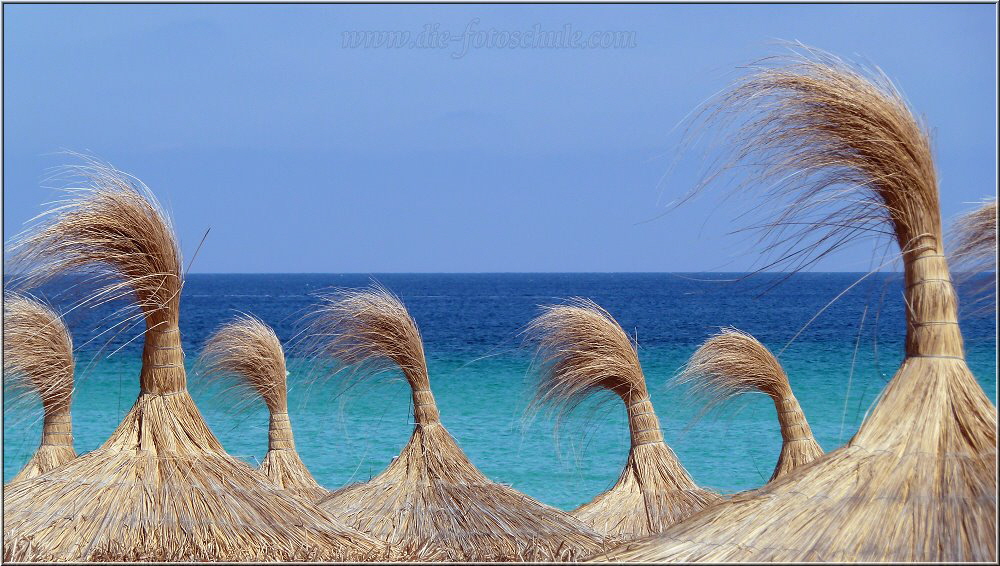 Strandschirmspielchen am Meer