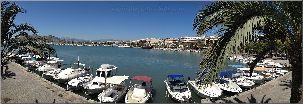 Port_Alcudia_2014_001.jpg - Port de Alcudia liegt am Meer und ist quasi der nächste Ort nördlich von Can Picafort nach dem Playa de Muro. Hier ist der Hafen auf jeden Fall einen Ausflug wert, schon alleine, um mal zu sehen, was man sich für Schiffchen leisten kann, wenn man es sich leisten kann...