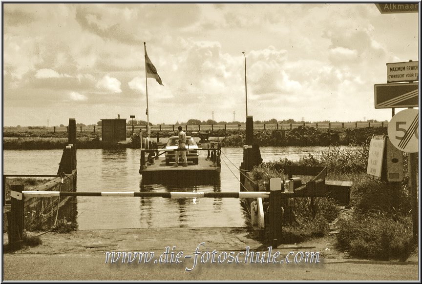Egmond_fotoschule_38.jpg - Fahrzeugfähre nahe Alkmaar NL (1985)