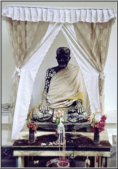 Koh_Samui068.jpg - Mumifizierter Mönch auf Koh Samui Thailand 1998