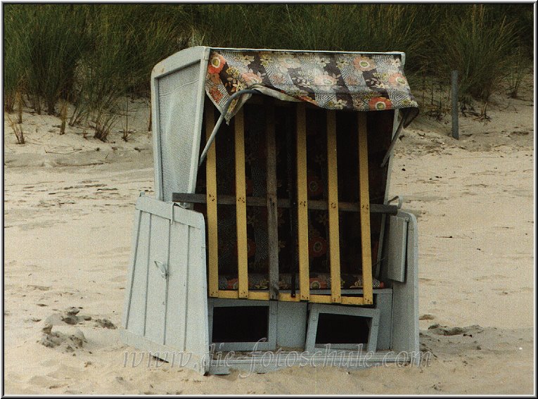 Ruegen_Die_Fotoschule_04.jpg - Dieser schnuckelige alte Strandkorb stand in Binz auf Rügen (1999)