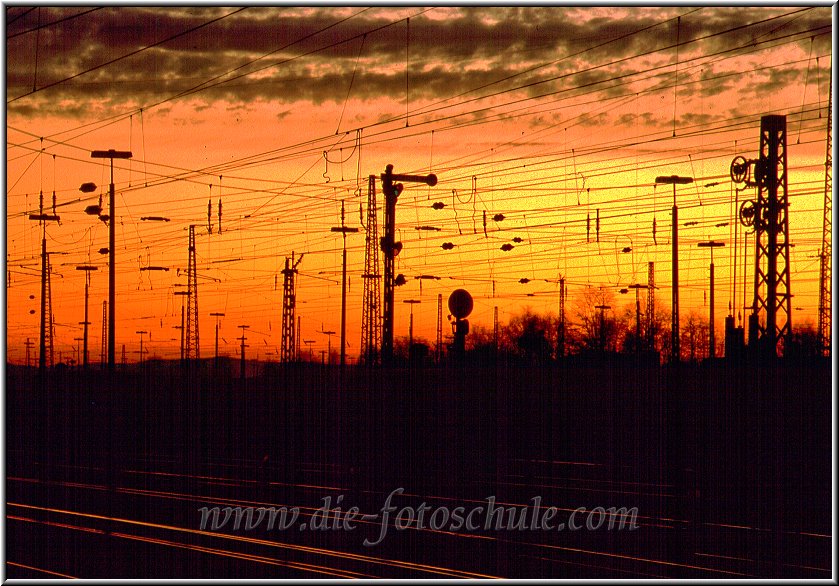 Sonnenuntergang_gleise.jpg - In Westhofen bei Schwerte an den Bahngleisen, leider ist das Dia im Laufe der Jahre etwas verrottet 1979