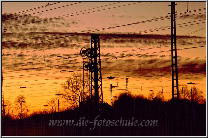 Sonnenuntergang_gleise_2.jpg - In Westhofen bei Schwerte an den Bahngleisen, leider ist das Dia im Laufe der Jahre etwas verrottet 1979