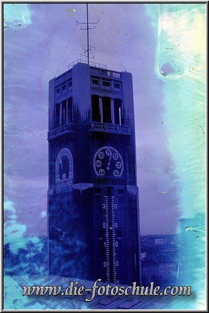 sw0710.jpg - Der Beginn meiner Serie Best of Oldschool zeigt ein Experimentalfoto.Hier habe ich ein Diapositiv ungefähr eine Stunde lang in Domestos quellen lassen und dann sauber abgespült. Die einzelnen Farbschichten lösen sich auf und ein nicht kalkulierbares Zufallsprodukt entsteht. In diesem Fall ist es gelungen.