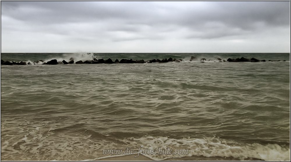 Wustrow_2014_001.jpg - Einige Steine brechen als Strandschutz die Wellen, was sehr beeindruckend aussieht.