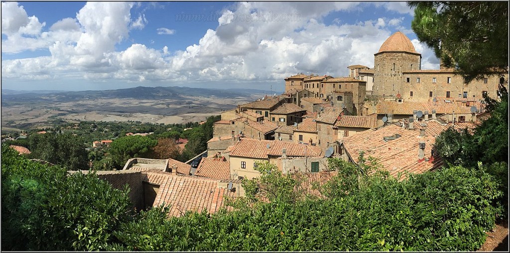 Volterra_001.jpg - Der schönste Ausblick in Volterra, von hoch oben die Weite der Toskana geniessen!